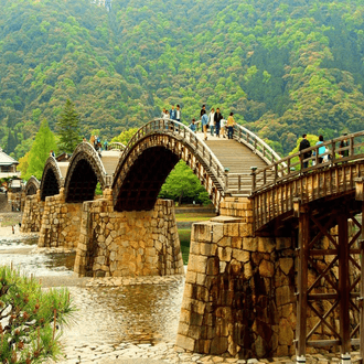 Iwakuni के लिए अंतिम मिनट की उड़ान