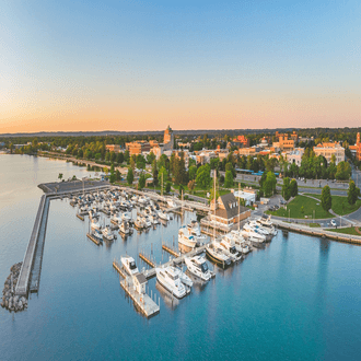 Traverse City के लिए अंतिम मिनट की उड़ान